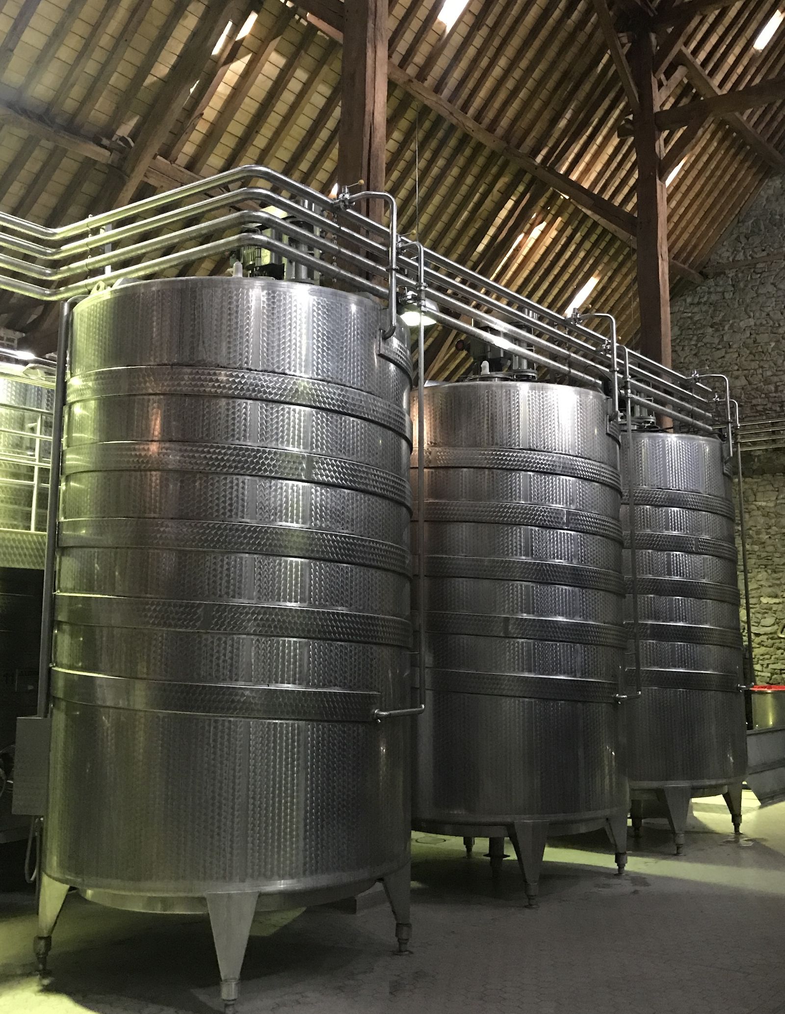 Cuves de la brasserie de Thuin sous une charpente historique