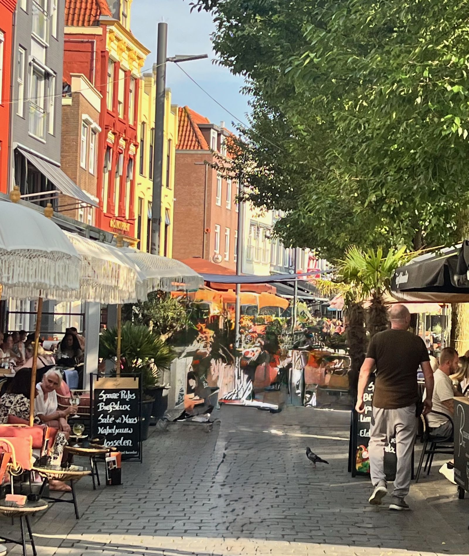 Rue commerçante animée d'une commune brassicole