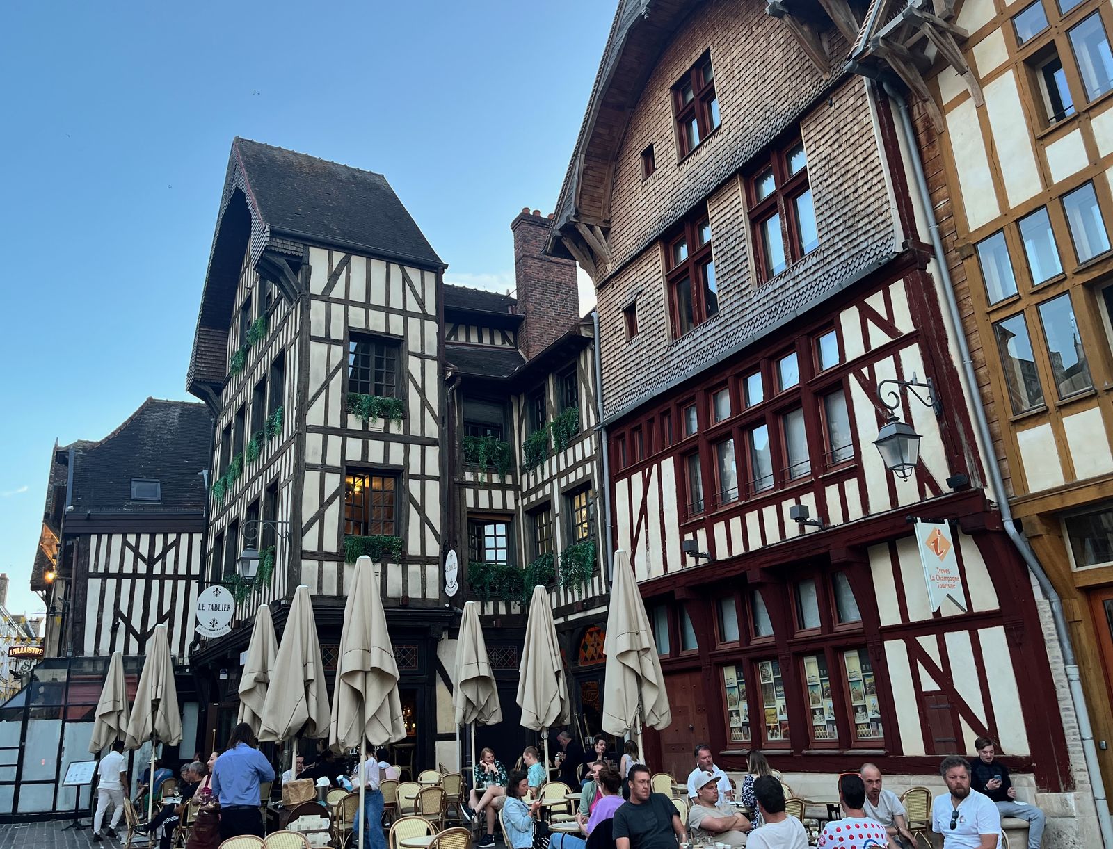 Terrasse animée au cœur d'une commune au patrimoine préservé