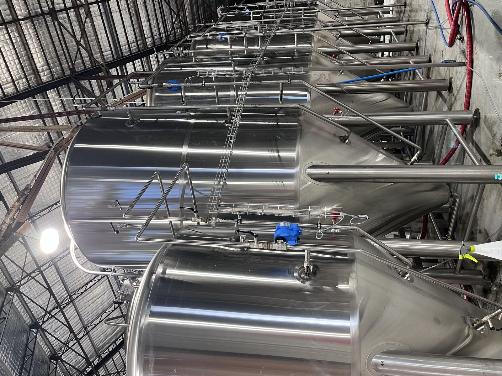 Cuves inox d'une brasserie moderne