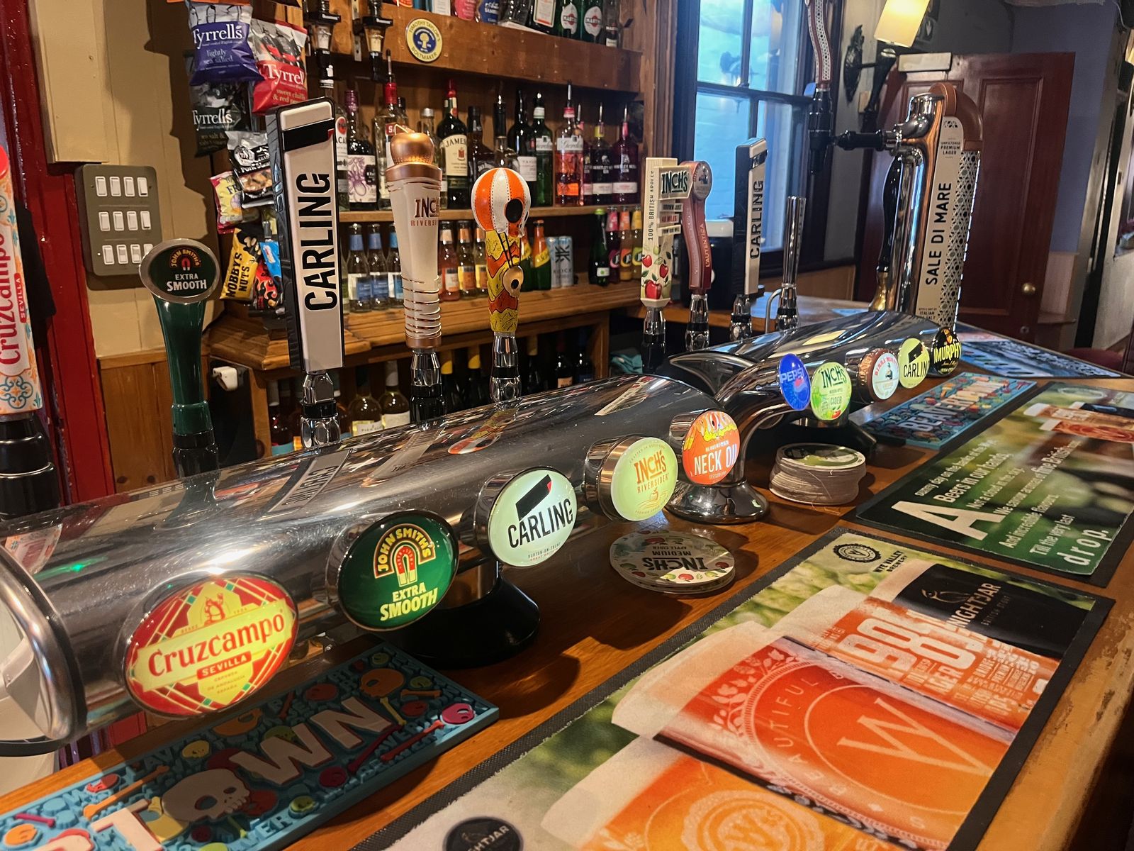 Comptoir d'un pub et ses tireuses